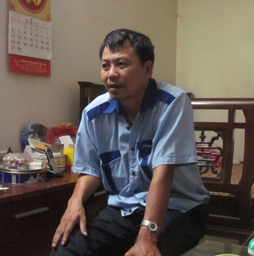 Ông Nguyễn Đình Hạnh ngồi kể với phóng viên về vợ chồng em trai mình.